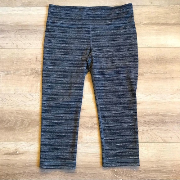 Under Armour heathered grey crops capris - Picture 1 of 5